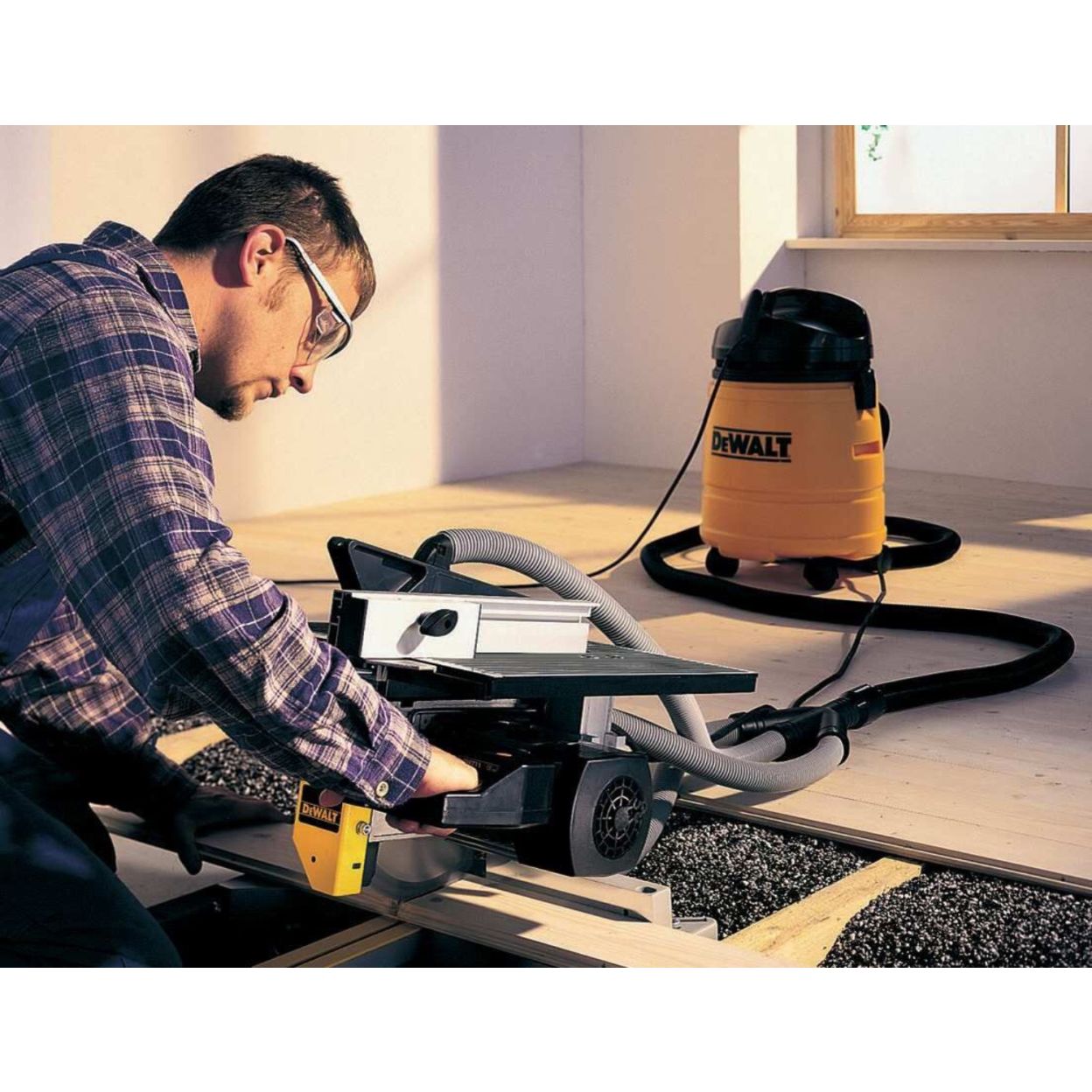 Комбинированная торцовочная пила DEWALT DW711, 1300 Вт, 260 мм, 2950 об/мин (DW711-QS)