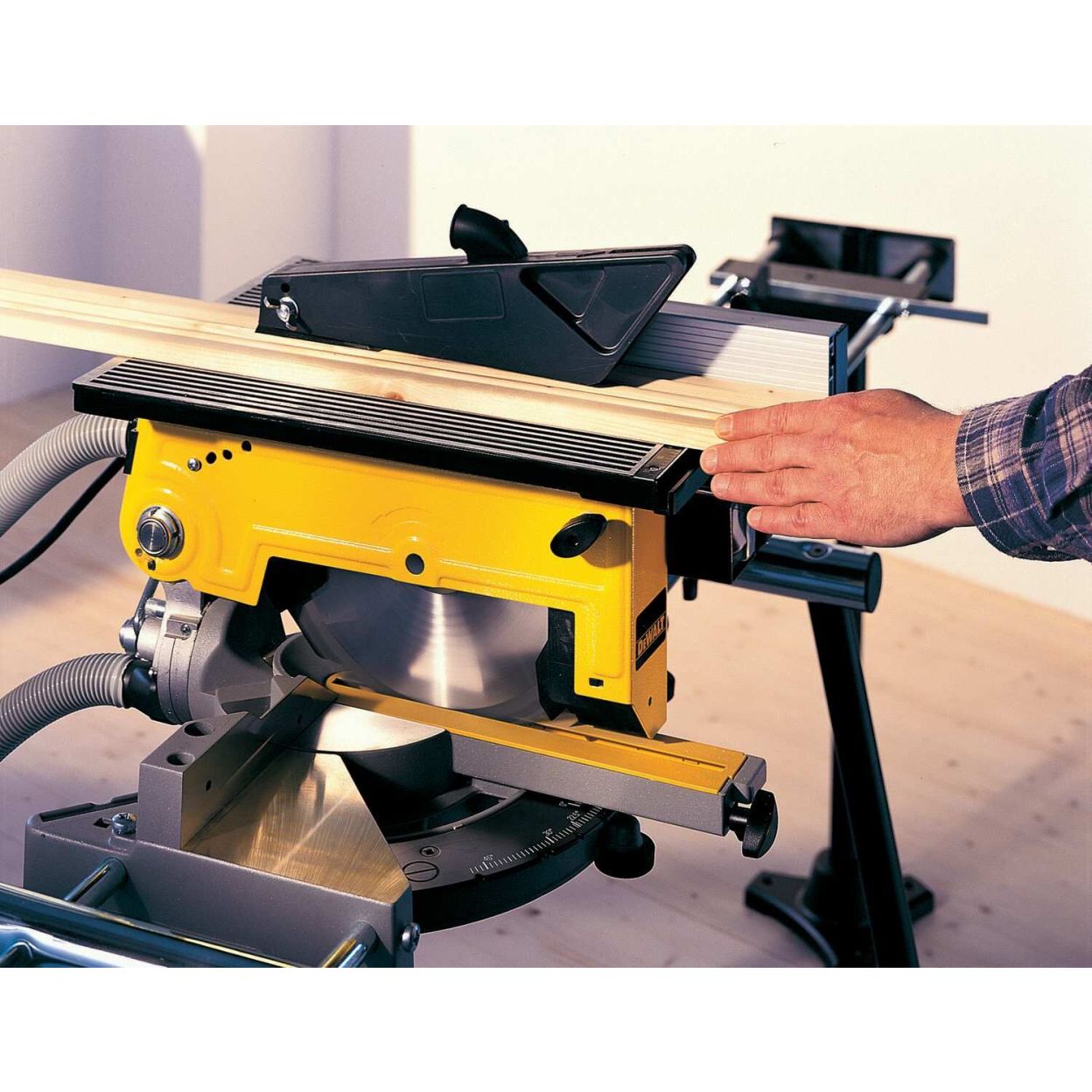 Комбинированная торцовочная пила DEWALT DW711, 1300 Вт, 260 мм, 2950 об/мин (DW711-QS)