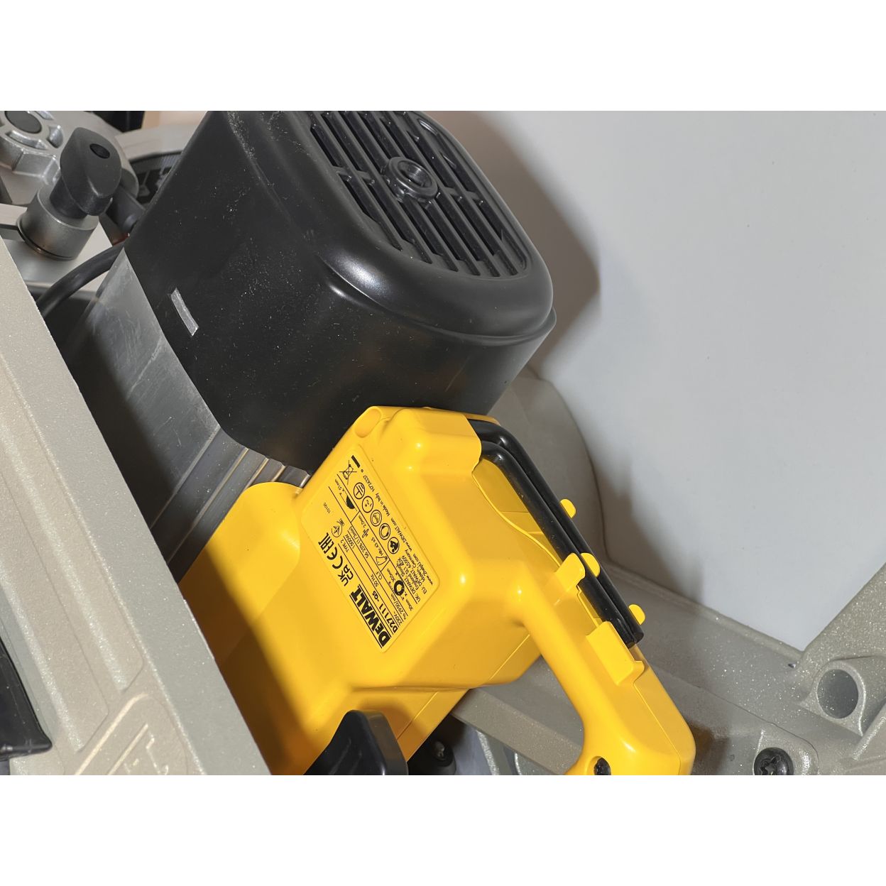 Комбинированная торцовочная пила DEWALT D27111, 1500 Вт, 305 мм, 2950 об/мин, (УЦЕНЕННЫЙ ТОВАР) (D27111-QS/U3)