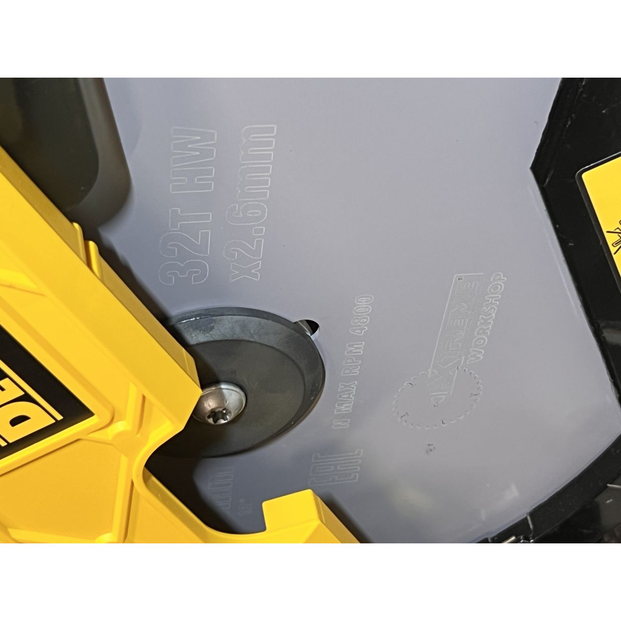 Комбинированная торцовочная пила DEWALT D27111, 1500 Вт, 305 мм, 2950 об/мин, (УЦЕНЕННЫЙ ТОВАР) (D27111-QS/U3)