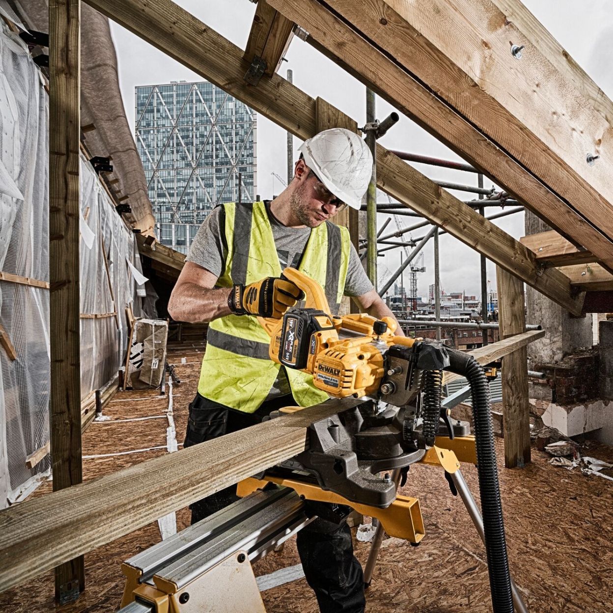 Аккумуляторная торцовочная пила DEWALT DCS777T2, 54 В, 216 мм, 6300 об/мин, с 2 АКБ 2 Ач и ЗУ (DCS777T2-QW)