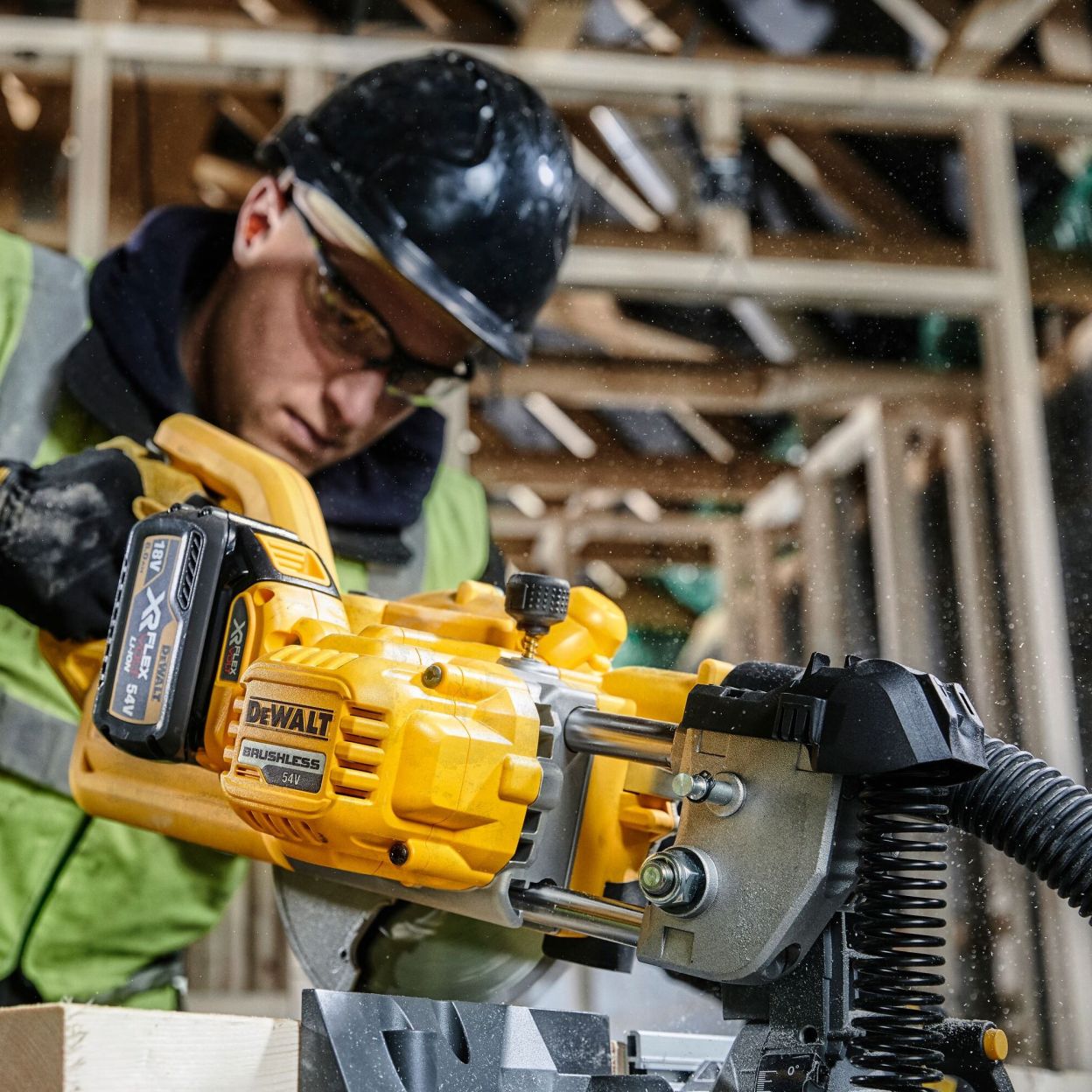 Аккумуляторная торцовочная пила DEWALT DCS777T2, 54 В, 216 мм, 6300 об/мин, с 2 АКБ 2 Ач и ЗУ (DCS777T2-QW)