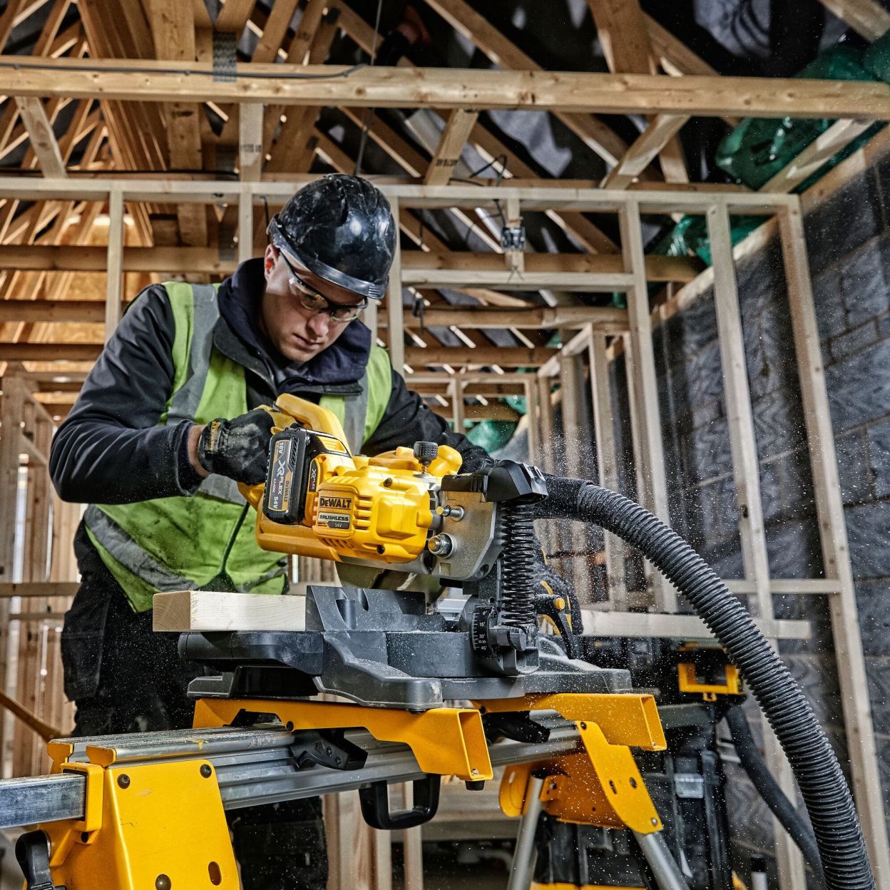 Аккумуляторная торцовочная пила DEWALT DCS777T2, 54 В, 216 мм, 6300 об/мин, с 2 АКБ 2 Ач и ЗУ (DCS777T2-QW)