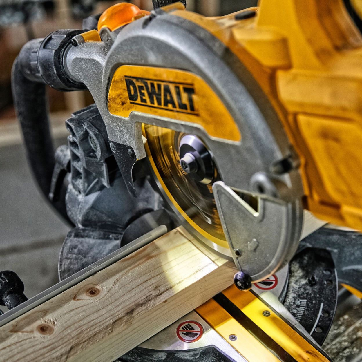 Аккумуляторная торцовочная пила DEWALT DCS777T2, 54 В, 216 мм, 6300 об/мин, с 2 АКБ 2 Ач и ЗУ (DCS777T2-QW)