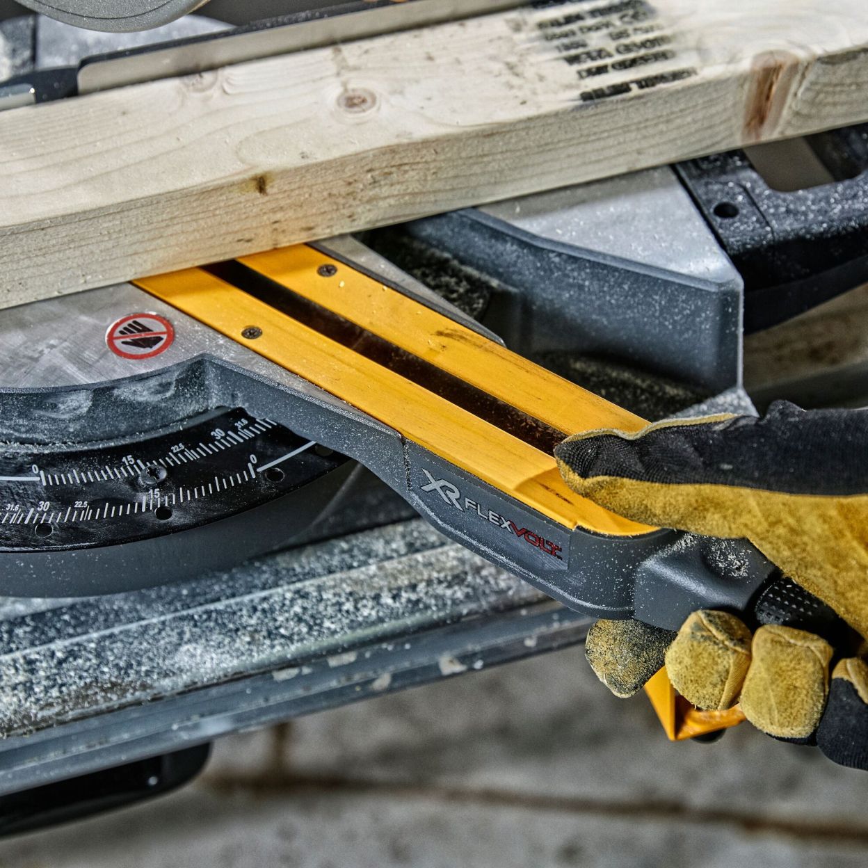Аккумуляторная торцовочная пила DEWALT DCS777T2, 54 В, 216 мм, 6300 об/мин, с 2 АКБ 2 Ач и ЗУ (DCS777T2-QW)