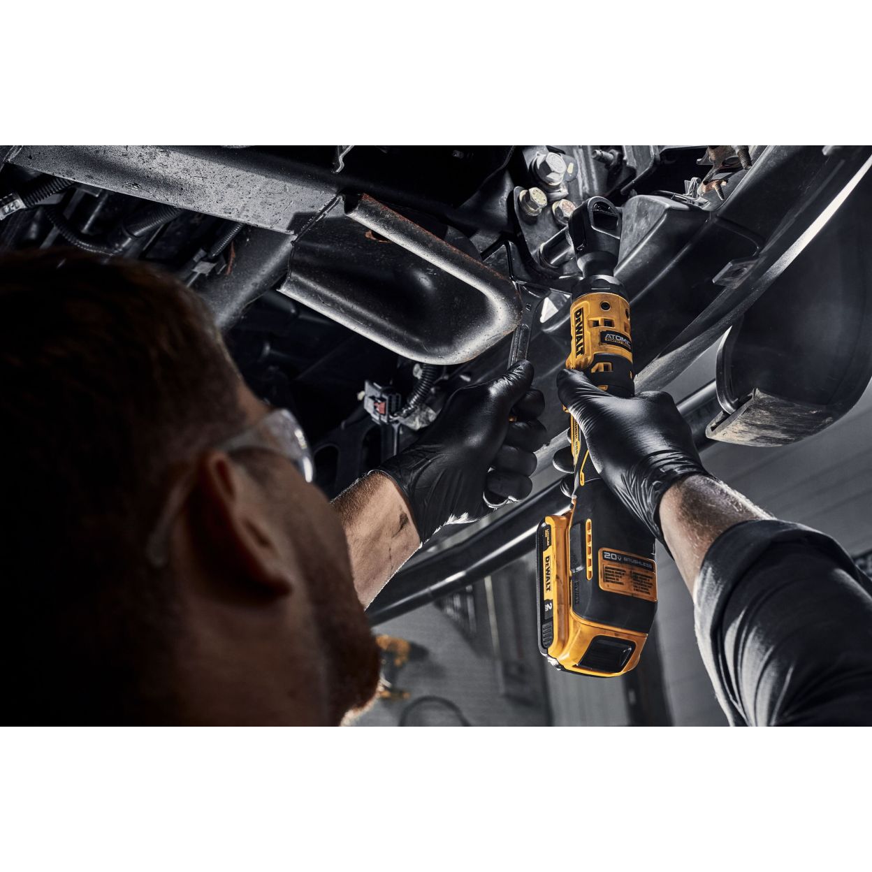 Аккумуляторный угловой гайковерт DEWALT DCF512D1G, с трещоткой, 18 В, 95 Нм, 250 об/мин, с АКБ 2 Ач и ЗУ, в чехле (DCF512D1G-QW)