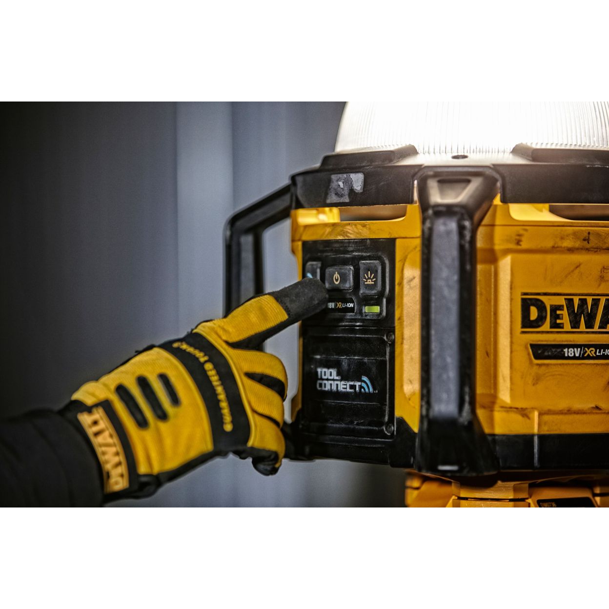 Аккумуляторный фонарь DEWALT DCL074P1, 18 В, 5000 лм, с АКБ 5 Ач и ЗУ (DCL074P1-XJ)