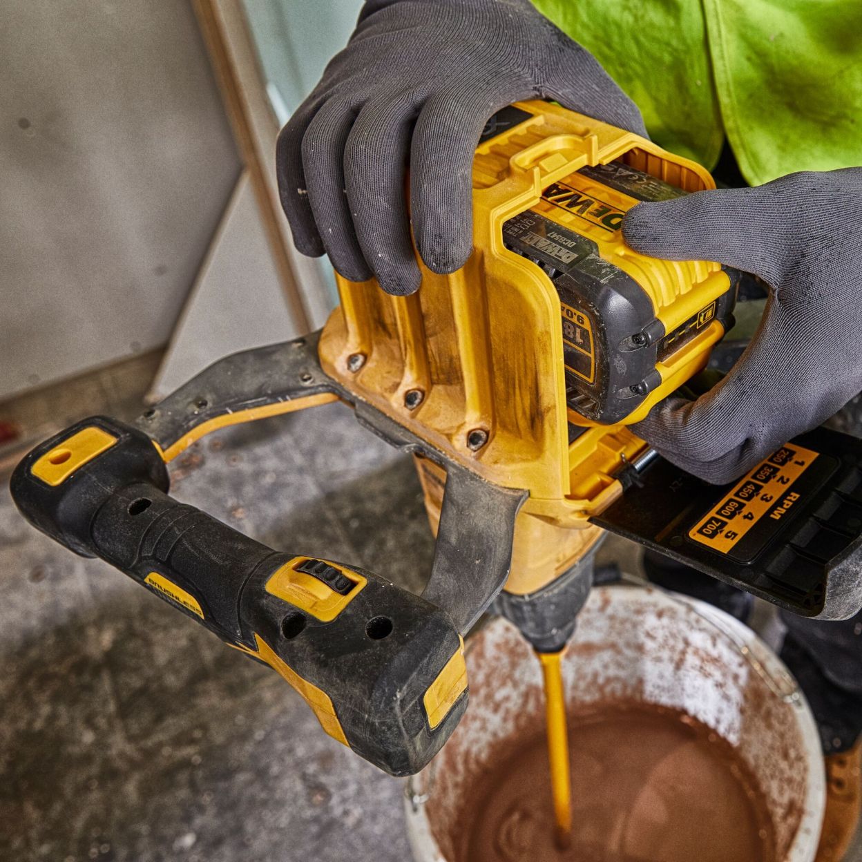 Аккумуляторная дрель-миксер DEWALT DCD240X2, 54 В, 725 об/мин, с 2 АКБ 3 Ач и ЗУ, в сумке (DCD240X2-QW)