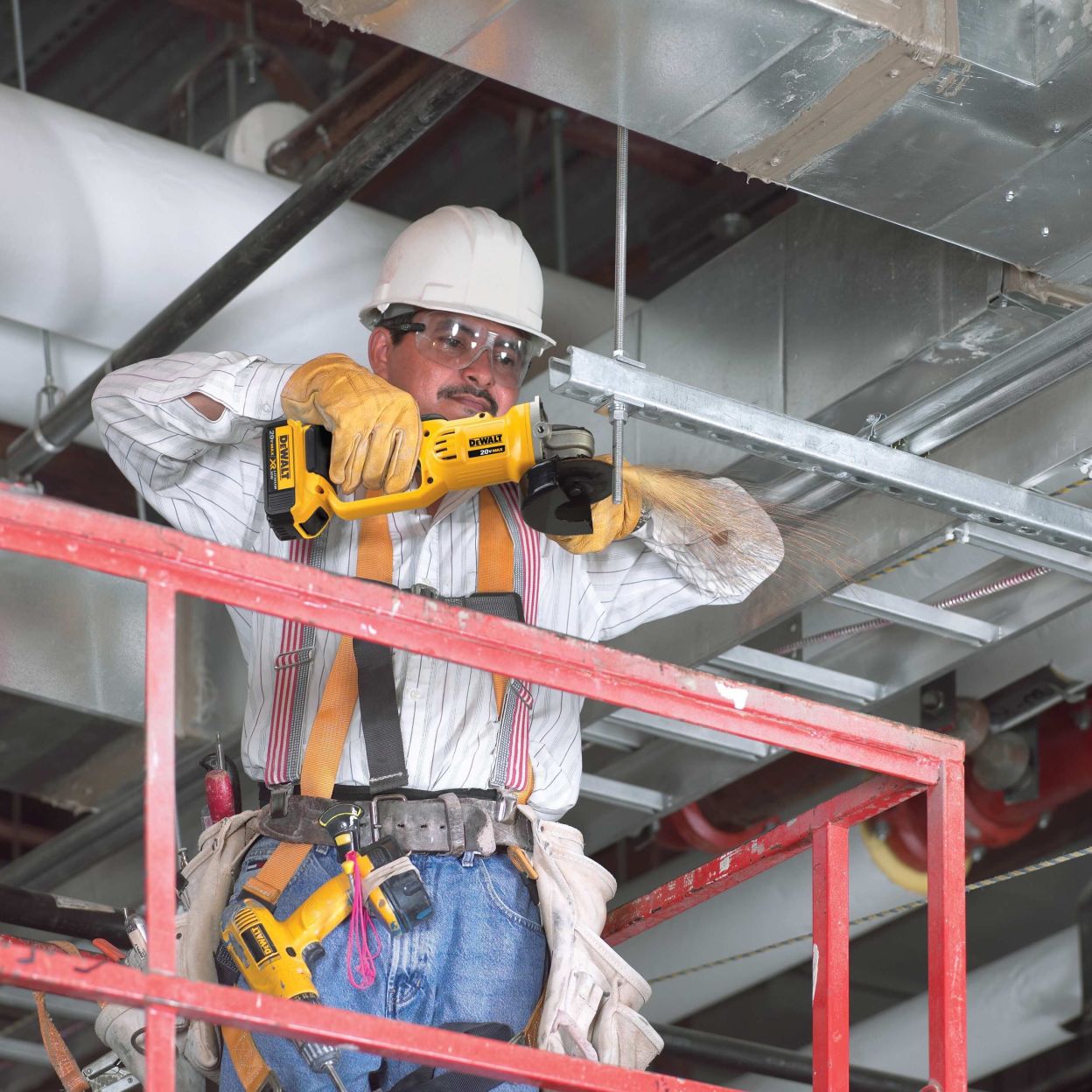 Аккумуляторная угловая шлифмашина DEWALT DCG412NT, 18 В, 125 мм, 7000 об/мин, без АКБ и ЗУ, в кейсе TSTAK