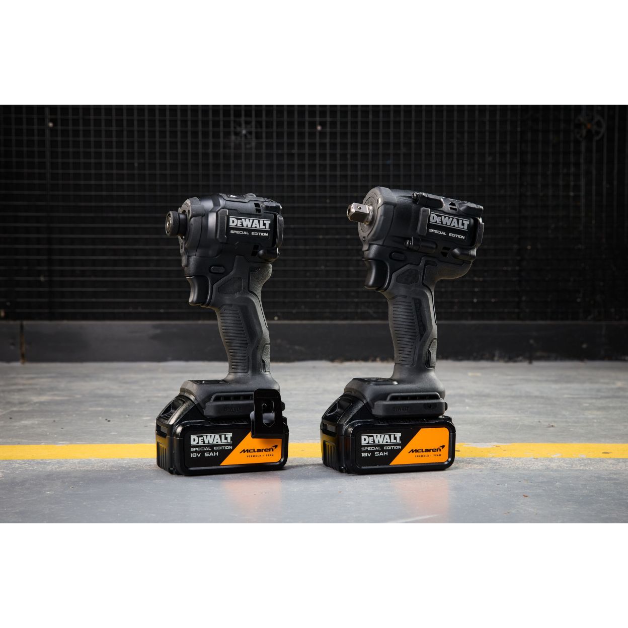 Аккумуляторный набор DEWALT McLaren Limited Edition DCK2224MP2T, 18 В: шуруповерт + гайковерт, с 2 АКБ 5 Ач и ЗУ, в кейсе TSTAK