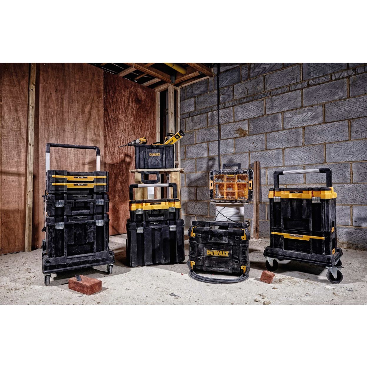 Ящик для инструмента DEWALT TSTAK DWST1-71195 (УЦЕНЕННЫЙ ТОВАР), 23 л