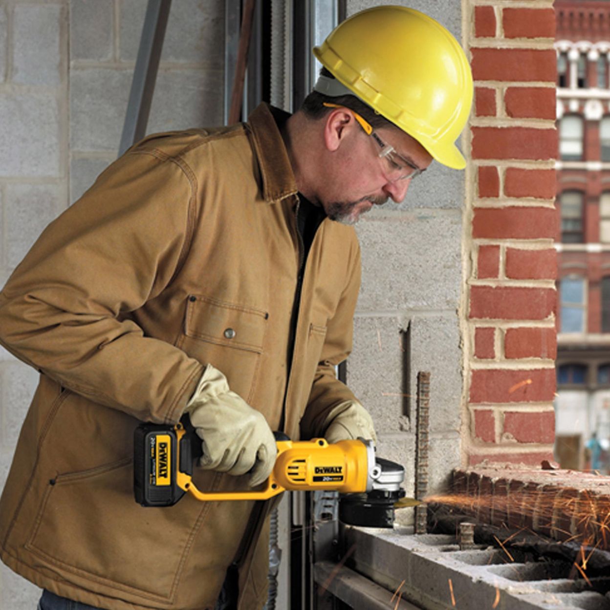 Аккумуляторная угловая шлифмашина DEWALT DCG412M2, 18 В, 125 мм, 7000 об/мин, с 2 АКБ 4 Ач и ЗУ, в кейсе (DCG412M2-QW)