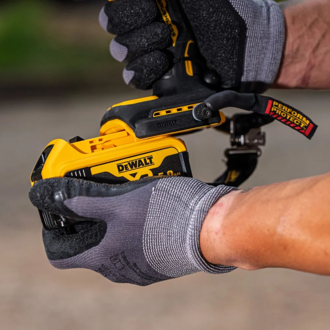 Аккумулятор DEWALT DCB184LR, со страховочным ремешком, Li-Ion, 18 В, 5 Ач (DCB184LR-XJ)