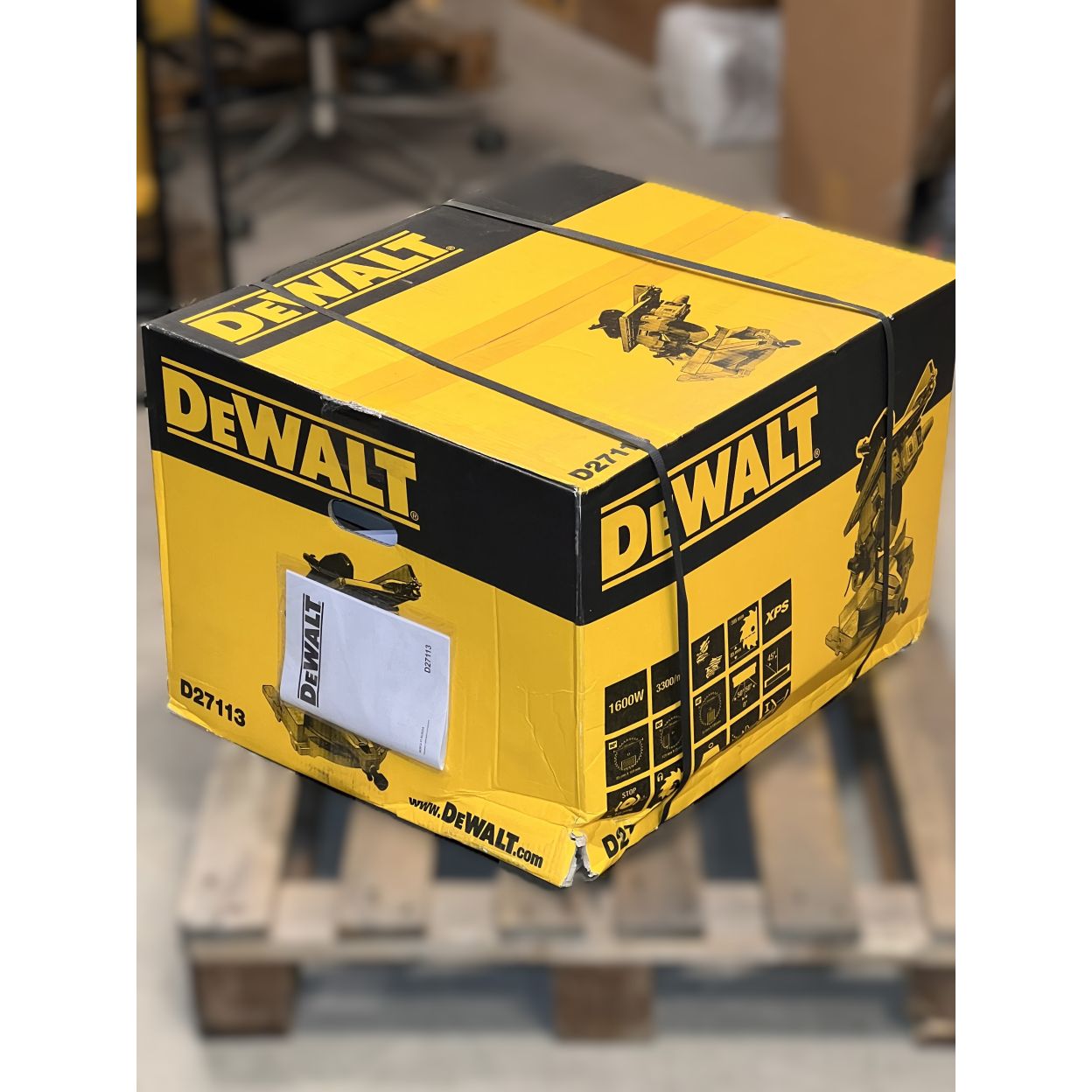 Комбинированная торцовочная пила DEWALT D27113, 1600 Вт, 305 мм, 3300 об/мин, (УЦЕНЕННЫЙ ТОВАР) (D27113-QS/U3)