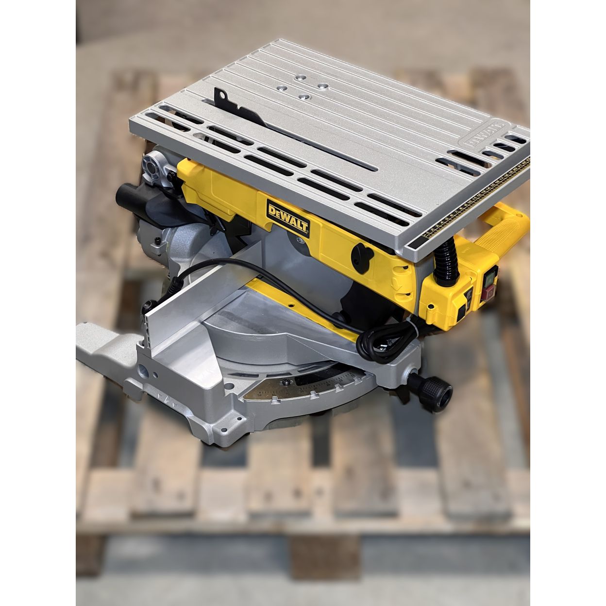 Комбинированная торцовочная пила DEWALT D27113, 1600 Вт, 305 мм, 3300 об/мин, (УЦЕНЕННЫЙ ТОВАР) (D27113-QS/U3)