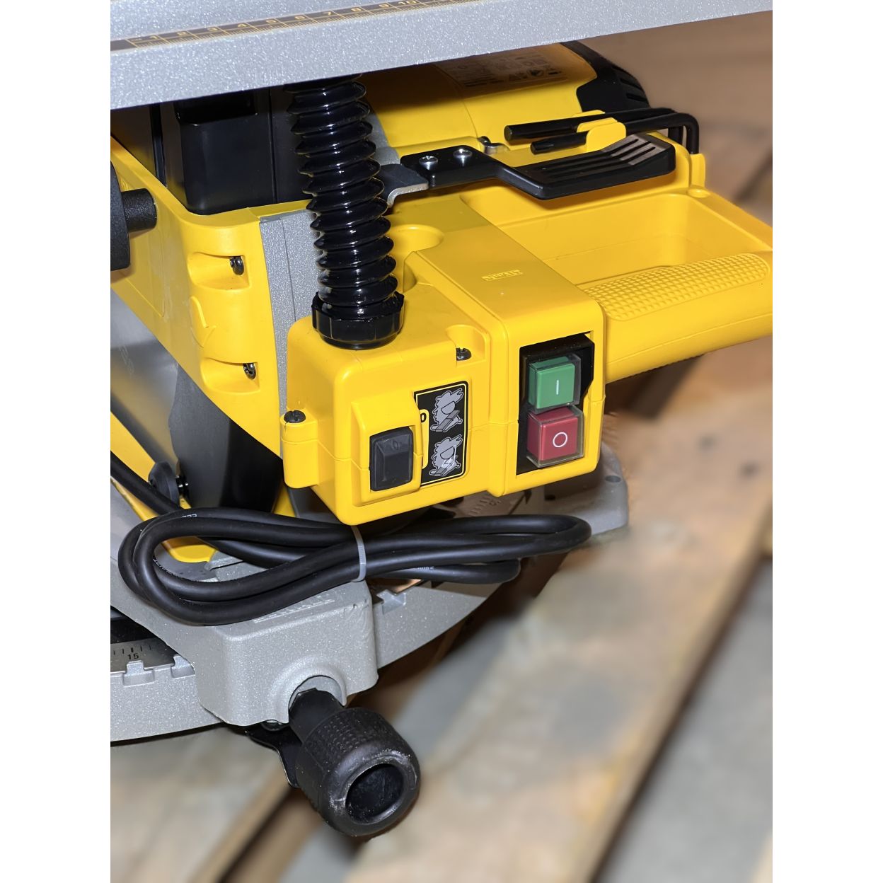 Комбинированная торцовочная пила DEWALT D27113, 1600 Вт, 305 мм, 3300 об/мин, (УЦЕНЕННЫЙ ТОВАР) (D27113-QS/U3)