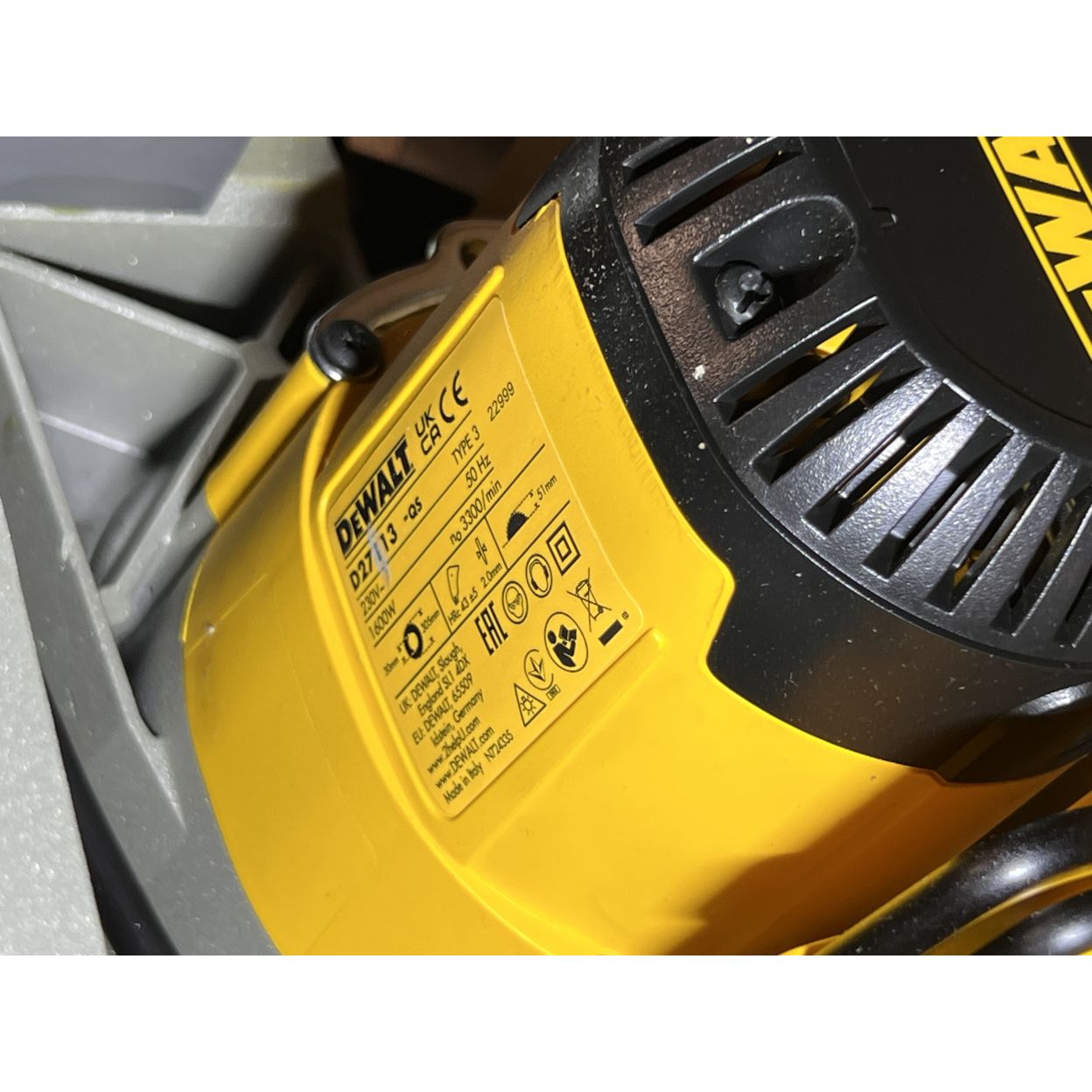 Комбинированная торцовочная пила DEWALT D27113, 1600 Вт, 305 мм, 3300 об/мин, (УЦЕНЕННЫЙ ТОВАР) (D27113-QS/U3)