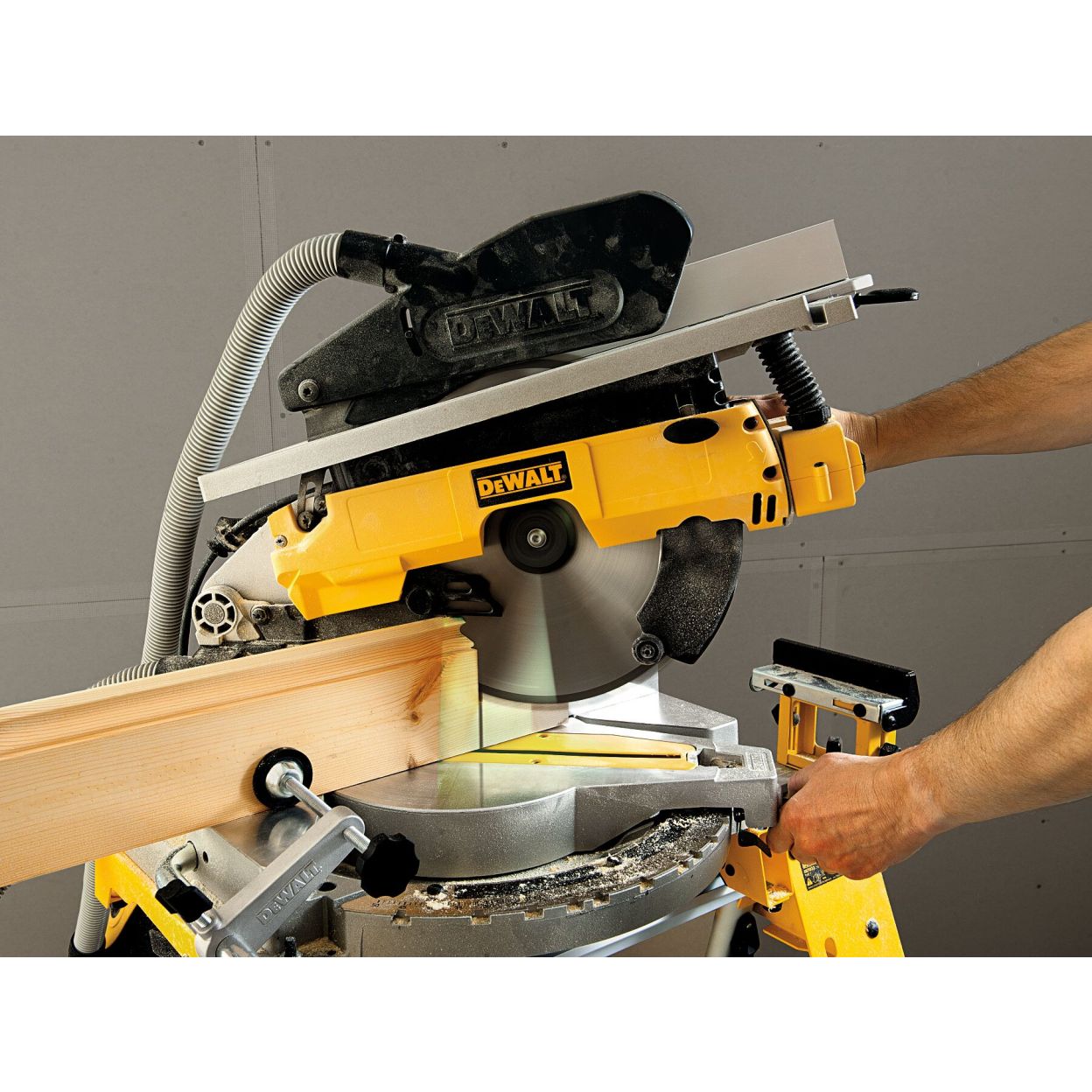 Комбинированная торцовочная пила DEWALT D27113, 1600 Вт, 305 мм, 3300 об/мин, (УЦЕНЕННЫЙ ТОВАР) (D27113-QS/U3)