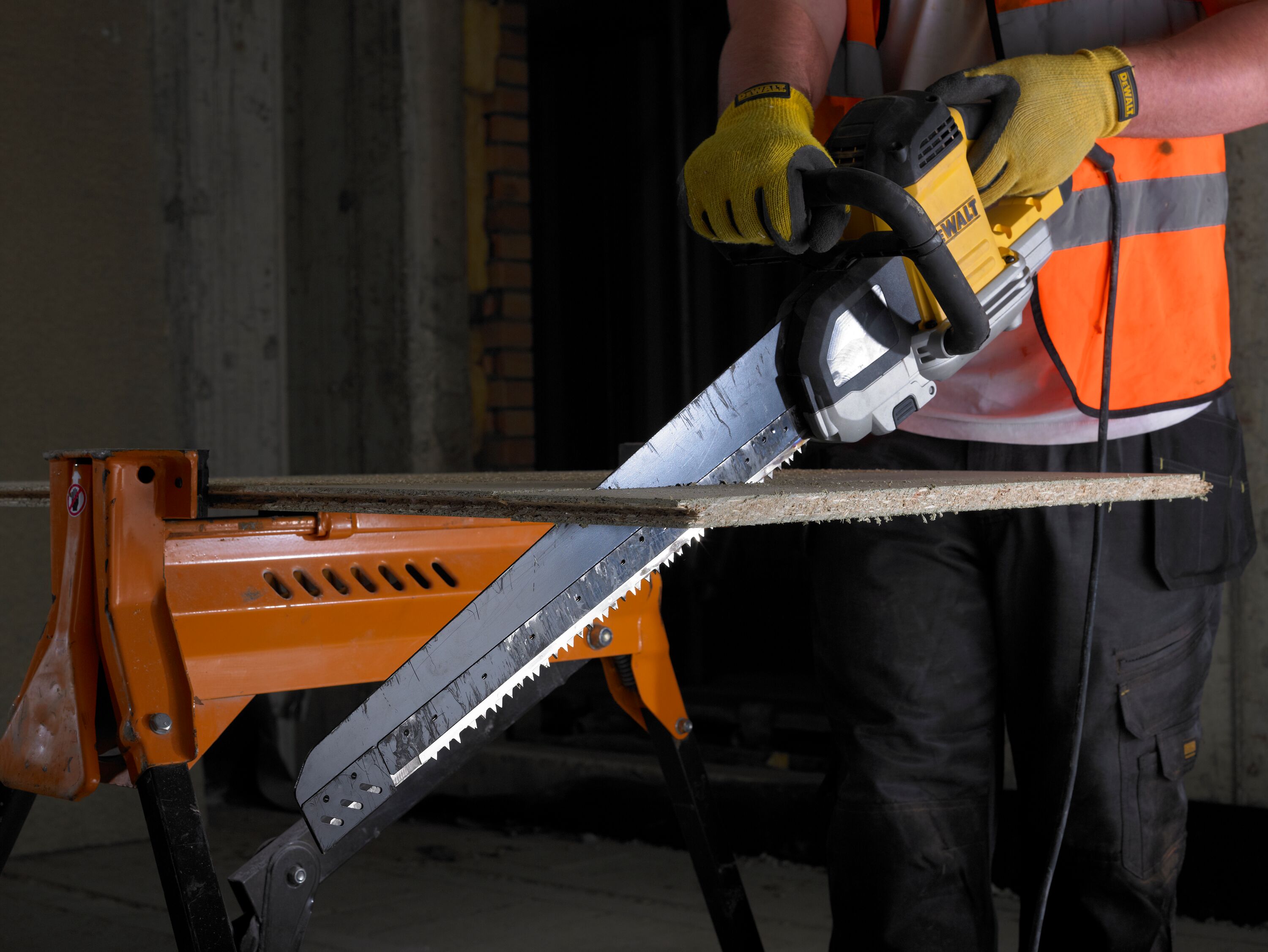 Аллигаторная пила DEWALT DWE399 1700 Вт 3000 ходмин 40 мм DWE399-QS