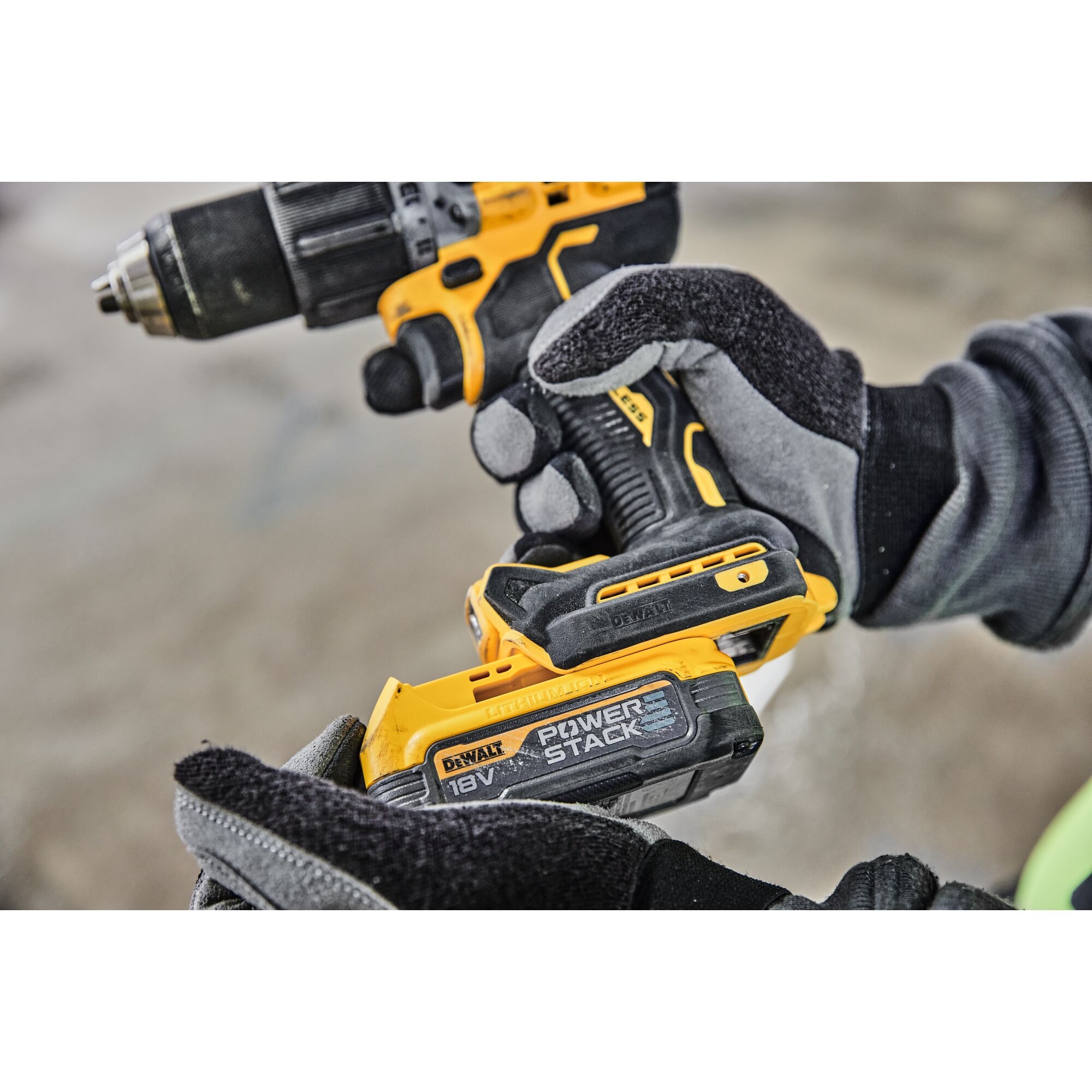 Аккумуляторная ударная бесщеточная дрель-шуруповерт DEWALT DCD805E1T, 18 В, аккумулятор PowerStack 1.7Ач