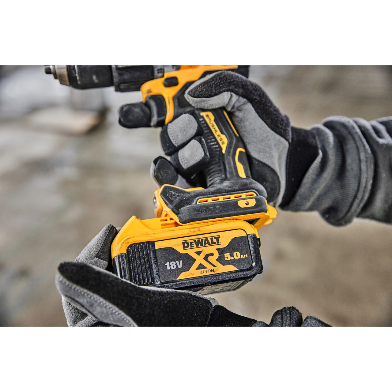 Аккумуляторная ударная бесщеточная дрель-шуруповерт DEWALT DCD805P2T, 18 В, 2 акб 5Ач