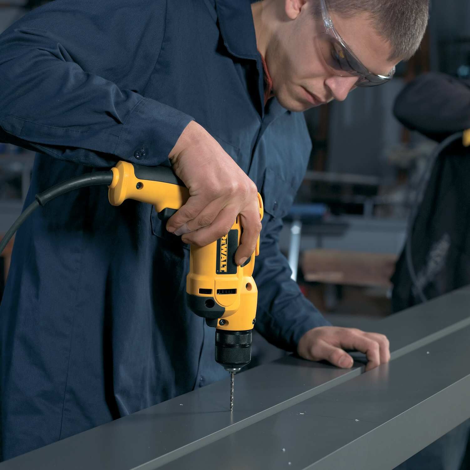 Безударная дрель DEWALT 701 Вт 2500 обмин DWD112S